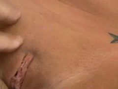 Amateurstute mit realen Titten beim Muschi Solosex