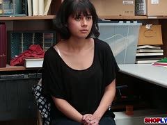 Teenluder beim Fick mit einem Bullen