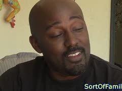 Der Farbige fickt seine heiße Stieftochter