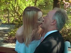 Der alte Sack bumst die junge sexy Göre