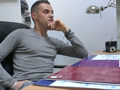 Er nagelt das Schulmädchen im Klassenraum