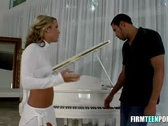 Samendusche auf die Wangen vom Klavierlehrer